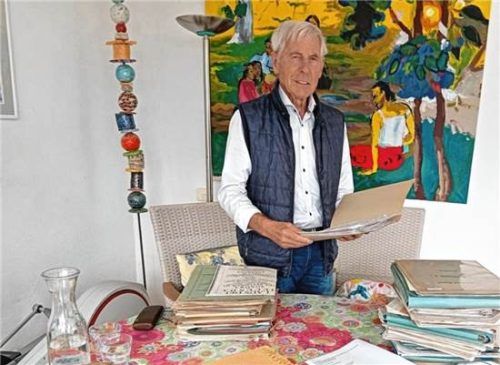 Prof. Dr. Helmut Wittmann bei sich zu Hause in Seeon mit einem wiederentdeckten alten kirchenmusikalischen Notenschatz. Markus Müller