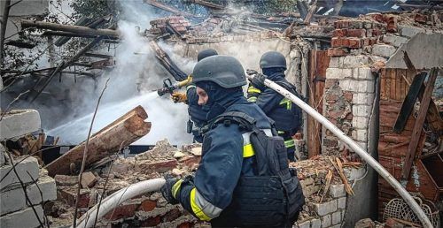 Rettungskräfte löschen einen Brand in einem Wohnhaus, das bei einem russischen Angriff in der Region Ternopil in derUkraine zerstört wurde.DPA