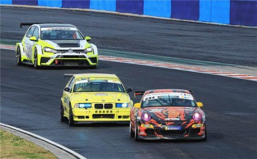 RGR-Pilot Andreas Rehwald mit dem gelben brt BMW M3 im Rückspiegel des führenden Boris Hartl. Dahinter Andreas Schänzer.brt automotive