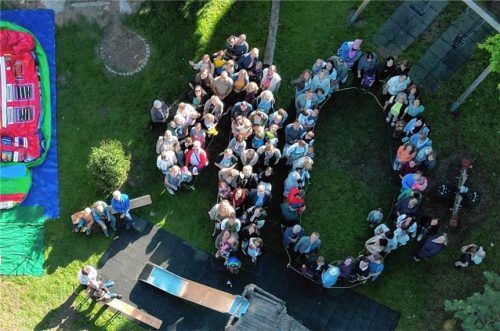 Rund 200 Gäste feierten in Halfing zehn Jahre KiFaZi „Sonnenkinder“ und 30 Jahre Förderverein Mutter-Kind-Heim Kochendörfer und KiFaZi. privat