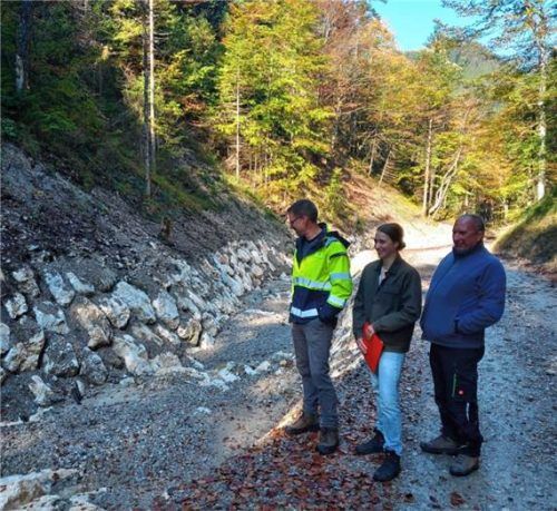 Sachgebietsleiter Thomas Brandner (links) und Wassermeister Andreas Rechenauer (rechts) erläutern Werkstudentin Antonia Bendt die abgeschlossenen Baumaßnahmen. Franz Fürle