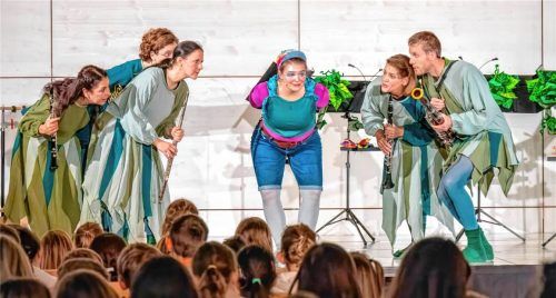 Schauspielerin Maren Galler (Mitte) belebt das Werk szenisch, während die Musiker die Rollen der Tiere übernehmen. Hans Luttinger