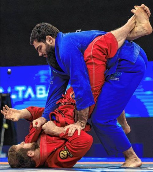 Schläge und Tritte gibt es beim Grappling nicht. Stattdessen versuchen die Athleten, den Gegner mit Würfen oder Takedowns zu Boden zu bringen.Imago