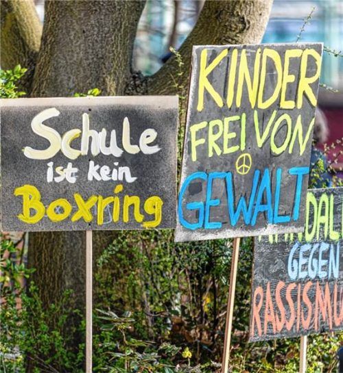 „Schule ist kein Boxring“ und „Kinder frei von Gewalt“ steht auf Schildern während einer Demonstration unter dem Motto „Kinder brauchen Sicherheit.“dpa