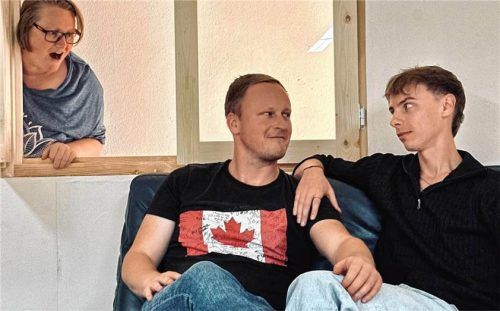 Schwul will gelernt sein: Zwei Junggesellen geben sich als homosexuell aus, um einen Preis abzuräumen – Verwicklungen sind programmiert. re