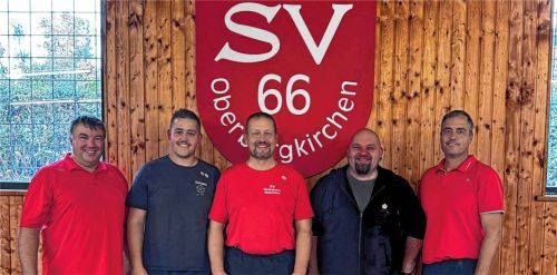 Siegerehrung der Herren: Bezirksweitenwart Klaus Reschberger (rechts) und Wettbewerbsleiter Thomas Englmeier (links) gratulieren den Erstplatzierten der Bezirksmeisterschaft im Weitenwettbewerb: Kilian Reschberger (EC Lampoding, Mitte), Christian Englbrecht (SV Oberbergkirchen, Zweiter von links) und Roland Liebl (TSV Buchbach, Zweiter von rechts). Kamhuber