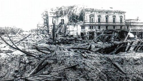 So sah der Rosenheimer Bahnhof nach dem Luftangriff vom 18./19. April 1945 aus. 14-mal fielen im Zweiten Weltkrieg Bomben auf die Stadt. Stadtarchiv Rosenheim