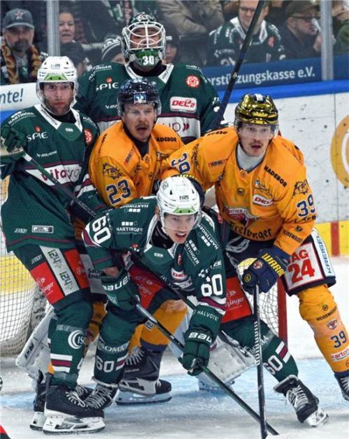 So soll es nicht sein: Starbulls-Trainer Jari Pasanen legt viel Wert darauf, dass vor dem Tor aufgeräumt wird.Ziegler