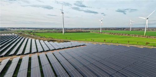 Solar- und Windenergie spielen eine wichtige Rolle bei der Unabhängigkeit von fossilen Energieträgern, sagt Eva Lettenbauer. Die Landesvorsitzende der Grünen spricht heute Abend in Rosenheim darüber. dpa