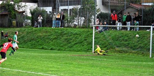 Souverän verwandelt: Simon Wimmer trifft für Emmering im Derby per Elfmeter zum 1:1-Ausgleich. Franz ruprecht