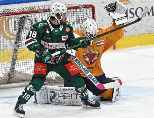 Starbulls-Angreifer Samir Kharboutli vor Lausitz-Goalie Lennard Neiße – auch hier war es letztlich zu wenig Verkehr vor dem gegnerischen Tor.Hans-Jürgen Ziegler