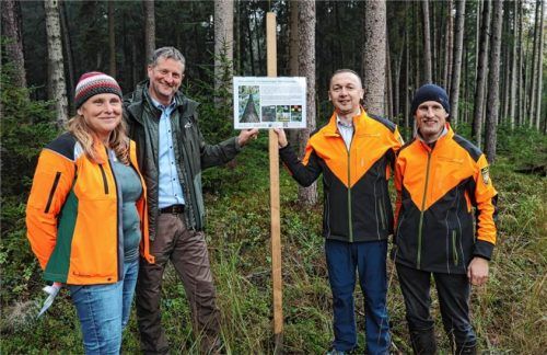 Startschuss für den Wald der Zukunft. Von links: Revierleiterin Monika Löffelmann, Forstbetriebsleiter Joachim Keßler, Dr. Muhidin Seho und Förster Jonas Eckel.