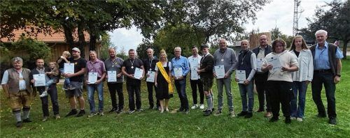 Stolz reihen sich die Preisträger in der Wertungsklasse Gold 1a zum Erinnerungsfoto auf. Ganz links: Sepp Reithmeier, Erster Vorsitzender des Imker-Bezirksverbandes Oberbayern und Vorstand des Kulturvereins Hilgerhof, in der Mitte Honigkönigin Ramona Spitzner. Emmy Künzner-Hingerl