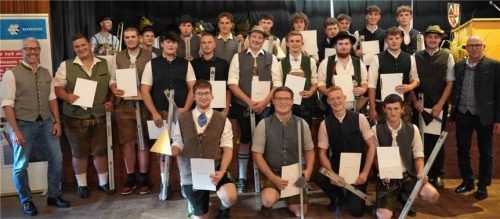 Stolz und gute Stimmung: Die Freude über eine erfolgreiche Ausbildung, die in der Freisprechung zum Gesellen gipfelte, war den Beteiligten sichtbar anzumerken.