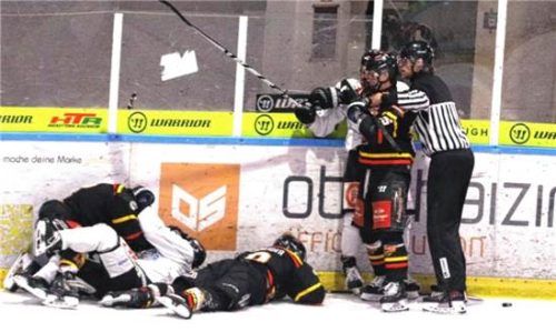 Strafzeitenflut im Lokalderby: Nach einem Bandencheck wurden Zärtlichkeiten ausgetauscht.Stefan Hadersbeck