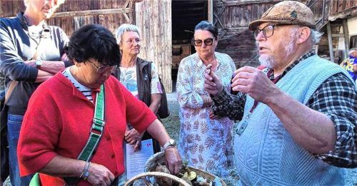 Till R. Lohmeyer bei der Schwammerl-Sprechstunde mit Kerstin Schlessmann aus Rimsting. Bezirk Oberbayern, FLM Amerang