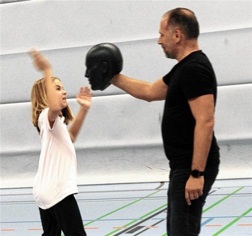 Trainer Thomas Könnecke schärft Schülerin Sofia Köhler wichtige Abläufe ein. Elternbeirat Chiemgau-Gymnasium