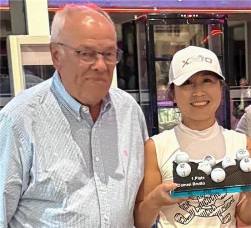 Turnierchef Frank Saeger mit der Bruttosiegerin Ying Gao vom GC Pleiskirchen.Kas