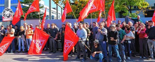 Über 100 Mitarbeiter folgten dem Aufruf zum Warnstreik bei der Firma Alzmetall in Altenmarkt an der Alz. ms