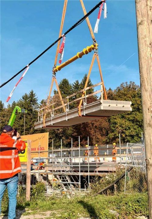 Über 50 Tonnen wiegt ein Betonteil wie dieses. re