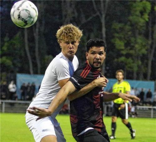 Ugur Türk (rechts) und der TSV 1860 Rosenheim empfangen Spitzenreiter Pipinsried.WOlfgang Fehrmann