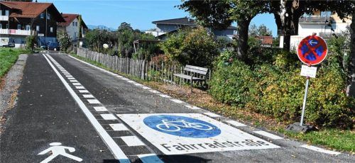 Um den Schulweg sicherer zu gestalten, werden in Schloßberg die Schulstraße und die Kreuter Straße in eine „unechte Fahrradstraße“ umgewandelt. Schlecker