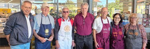 Unser Bild zeigt eines der Teams, die sich vor dem Edeka-Markt Aschau am Aktionstag abwechselten (von links): Uwe Merklein, Adi Müller und Gerhard Ruf (beide Rotary), Robert Berchthold, Christian Liebich, Elisabeth Grießenböck und Conny Savini (alle Tafel Chiemsee). re