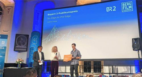 Valentin Rapp (rechts) bei der Preisverleihung des internationalen Bergfilm-Festivals Tegernsee am vergangenen Samstag im Barocksaal in Tegernsee, wo er von Festival-Leiter Tom Dauer (links) und Julia Zöller, Leiterin Redaktion Bayern und Berge beim Bayerischen Rundfunk, den „Bayern2 Publikumspreis“ überreicht bekam. Bastian Rapp