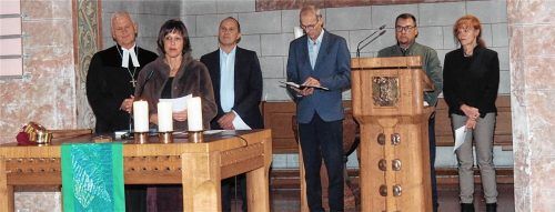 Verantwortliche der Diakonie wirkten beim Gottesdienst am Diakoniesonntag mit und sprachen Fürbitten. Im Vordergrund Beate Knott, hinten von links: Dekan Peter Bertram, Diakonie-Vorstand Andreas Karau, Diakon Michael Sörgel, Mathias Kunz und Veronika Kecht. Diakonisches Werk Traunstein
