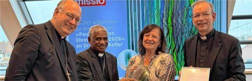 Verleihung des Pauline-Jaricot-Ehrenpreises an Dr. Bärbel Kofler (Dritte von links) durch Weihbischof und stellvertretenden Zentralratsvorsitzenden von Missio München, Graf Rupert zu Stolberg (links), Kardinal Désiré Tsarahazana aus Madagaskar (Zweiter von links) und Missio-Präsident Monsignore Wolfgang Huber (rechts). missio München