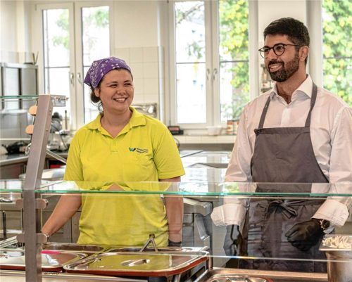 Verstanden sich prächtig und wirkten wie ein seit Langem eingespieltes Team: Roxanna Urquiola und Oberbürgermeister Abuzar Erdogan in der Großküche der Wendelsteinwerkstätten. Johannes Thomae