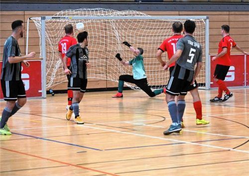 Viele Tore sind wieder garantiert: Der Hallenfußball-Sparkassenpokal in der Rosenheimer Gabor-Halle gehört wieder zu den Höhepunkten des Winters.Franz Ruprecht