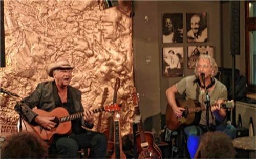 Voller Emotionen auf der Bühne: Peter Schneider (links) und „Sir“ Oliver Mally.  Friedrich