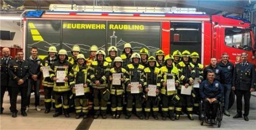 Von links: KBM Franz Aichinger, KBM Atemschutz Christoph Meierdirks, Ausbilder Maximilian Staber, die Teilnehmer aus den Feuerwehren Grainbach, Fischbach, Rohrdorf, Kiefersfelden, Reischenhart, Niederaudorf und Raubling, die Ausbilder Michael Mauerer, Andreas Huber und Thomas Schmid sowie KBI Martin Gruber. Feuerwehr Raubling