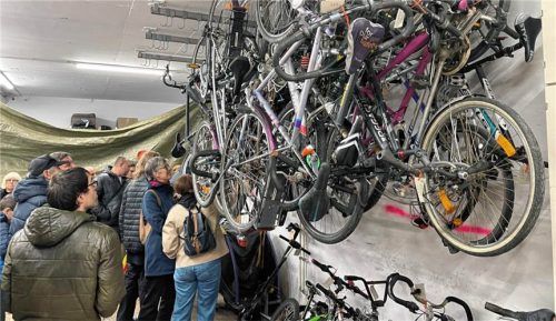 Vor Beginn der Versteigerung konnten die Besucher die dicht an der Wand hängenden Fahrräder begutachten. Sofie