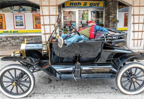Vor dem Geschäft „nah & gut“ in Törwang wird das historische Automobil kurzerhand zum Ruheplatz umfunktioniert. Rainer Nitzsche
