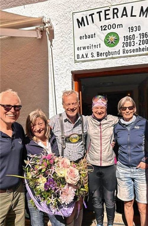 Vor der Mitteralm: (von links) Andreas Bruckbauer, Hüttenwirtin Petra Simbeck, Pater Anton Dimpfelmeier, Dr. Manuela Gronostay und Martha Maier. DAV-Sektion Bergbund