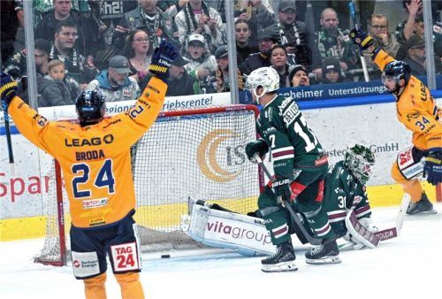 Weißwasser jubelt, die Starbulls schauen hinterher: Fünfmal schlug es im Heimspiel im Rosenheimer Gehäuse ein.Hans-Jürgen Ziegler