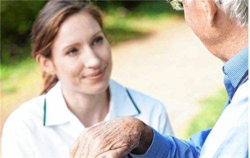 Wer pflegebedürftige Menschen ehrenamtlich begleitet, beispielsweise mit ihnen spazieren geht, kann dafür eine Aufwandsentschädigung erhalten. Voraussetzung ist ein Qualifizierungsnachweis, den Interessenten nach einer Schulung in Söchtenau erhalten können. Imago/HighwayStarz