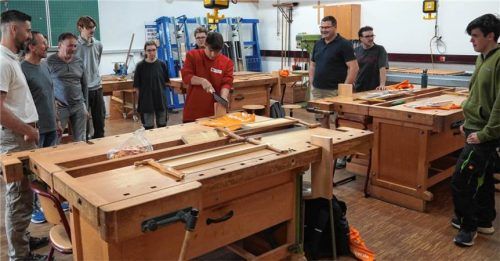 Wertvolle Japansägen gab es zum Auftakt der Schreinerausbildung für die Schüler des Berufsgrundschuljahres. Schüler wie Rudi Grund (Bildmitte) freuten sich über das Handwerkszeug. Andreas Wittenzellner