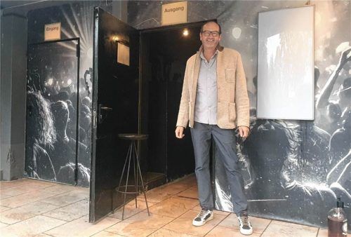 Wirt Rudi Zeif vor dem „Club Kafka“ in Traunstein. xe