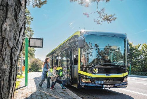 Zehn Haltestellen der Gemeinde Stephanskirchen werden ab Januar 2027 in die MVV-Mischzone 7/8 aufgenommen. Dadurch wird das Busfahren günstiger (Symbolbild). MVV/Dietmar Denger