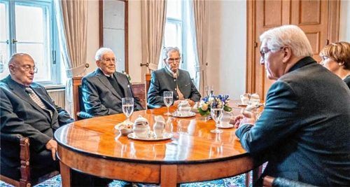 Zu Besuch im Schloss Bellevue: Bundespräsident Frank-Walter Steinmeier (rechts) und seine Frau Elke Büdenbender sprachen mit den Holocaust-Überlebenden (von links) Pavel Taussig, Peter Gardosch und Hermann Höllenreiner. 2013 erhielt Letzterer das Bundesverdienstkreuz. DPA