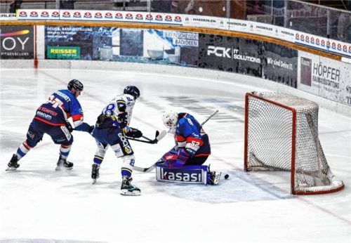 Zu viele Fehler: Kemptens Torwart Jakob Nerb wurde nach dem 4:1 aus dem Spiel genommen. Yasmin Neumann