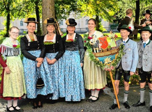 Zuverlässig, zeitlos, authentisch: Miedergewand, Kassettl und Miesbacher Joppe. Maximilian Mertens