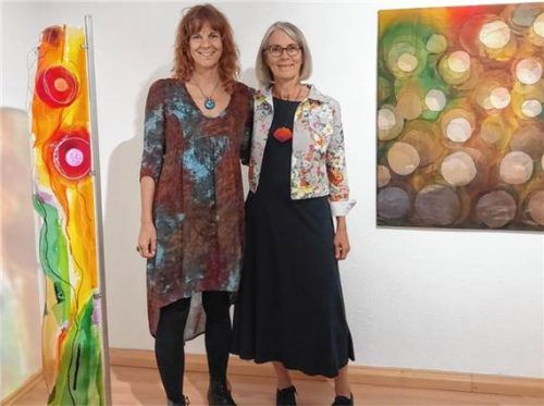 Zwischen Glas und Seide: (von links) Birgit Dopsch und Ingrid Steiner. Edith Riedl