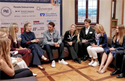 Zwischen Journalisten und Schülern: Felix Neureuther auf der „Wetten, dass?“-Couch im Schloss Neubeuern.